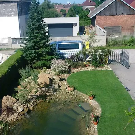 V Rodinném Domě *